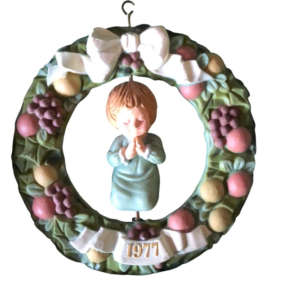 Hallmark Vintage 1977 Twirl Christmas Ornament Wreath Praying Girl